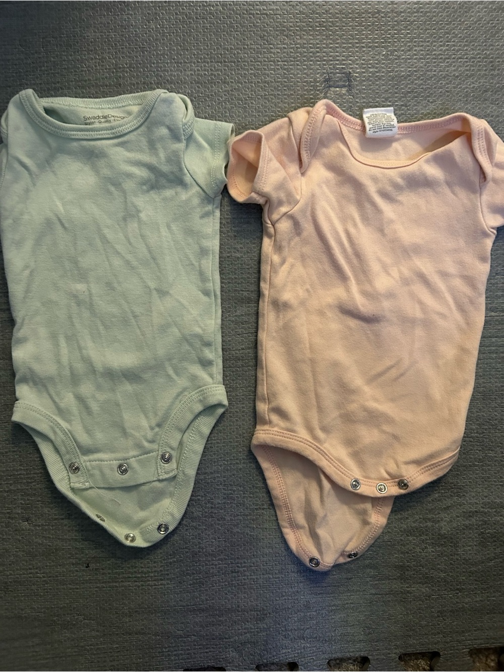 Pack of 2 Baby onesies, size 3M